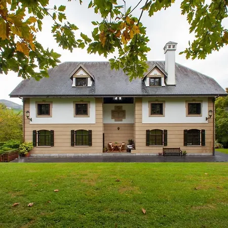 Family In With Mountain View オイアルツン