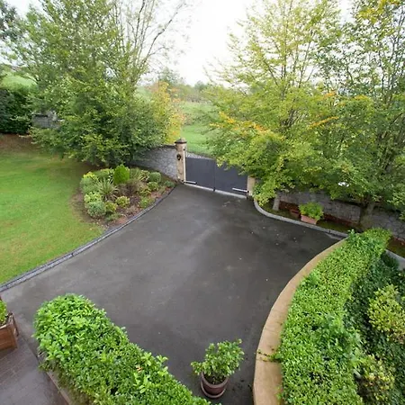 Family In With Mountain View オイアルツン